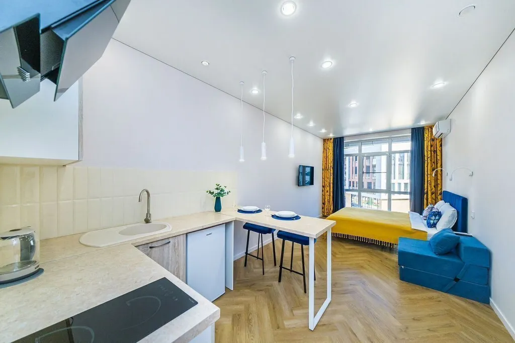 Дизайнерская светлая студия для 3 человек