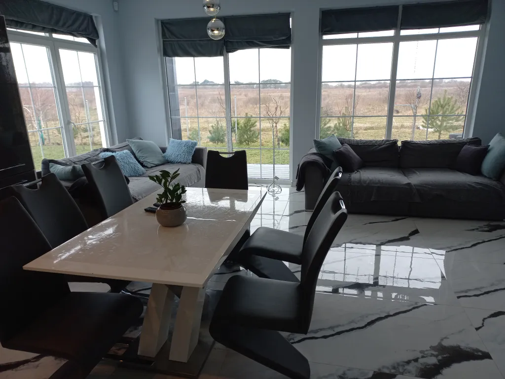 Дом с видом на море и отдельно стоящей баней.