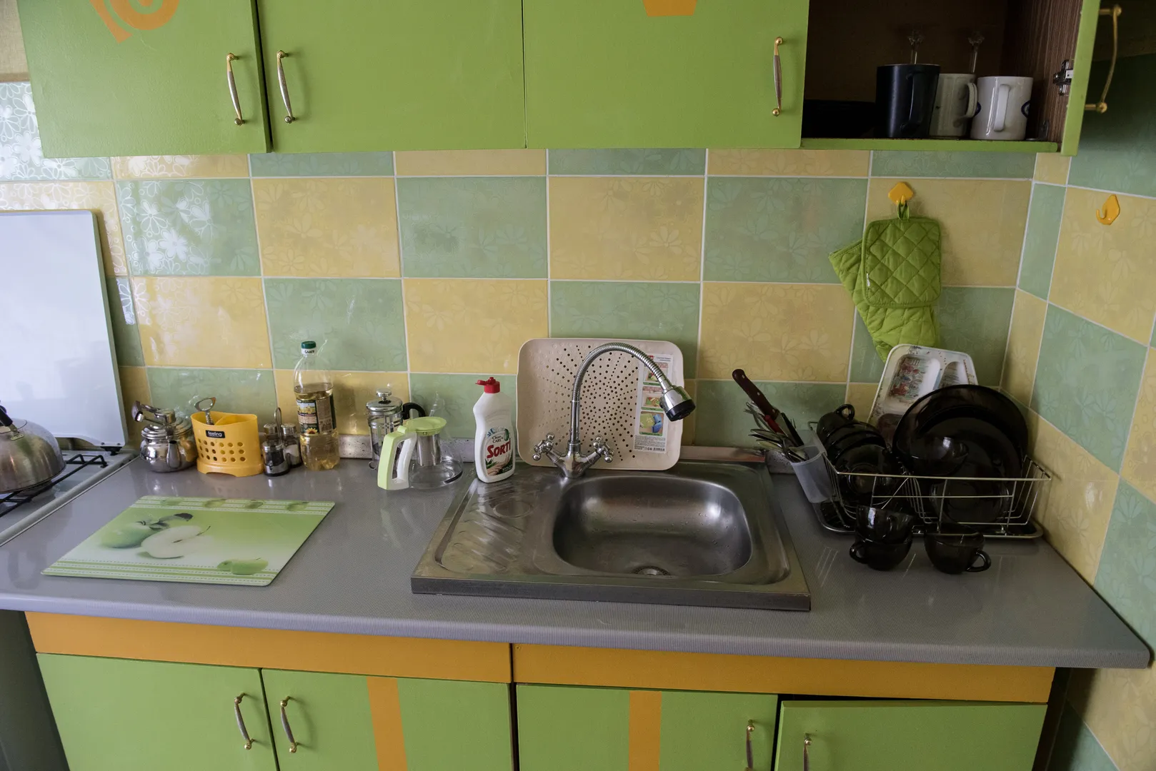Кухня: зона приготовления еды с необходимой посудой