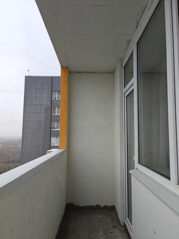 Современная однокомнатная квартира-студия, оформленная в светлых тонах