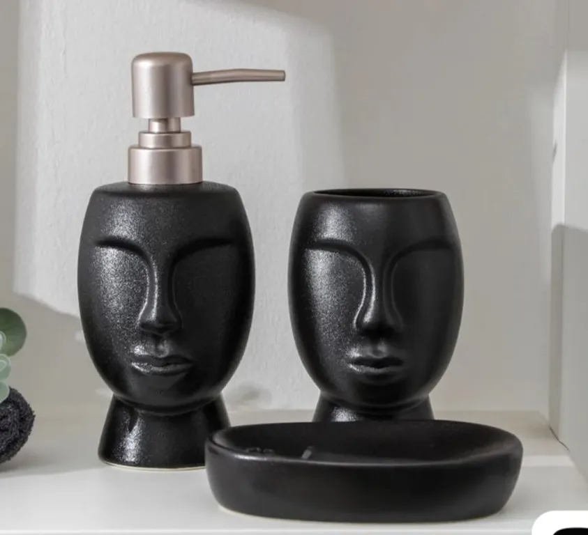 Новый уютный дом с отдельной территорией в центре города.