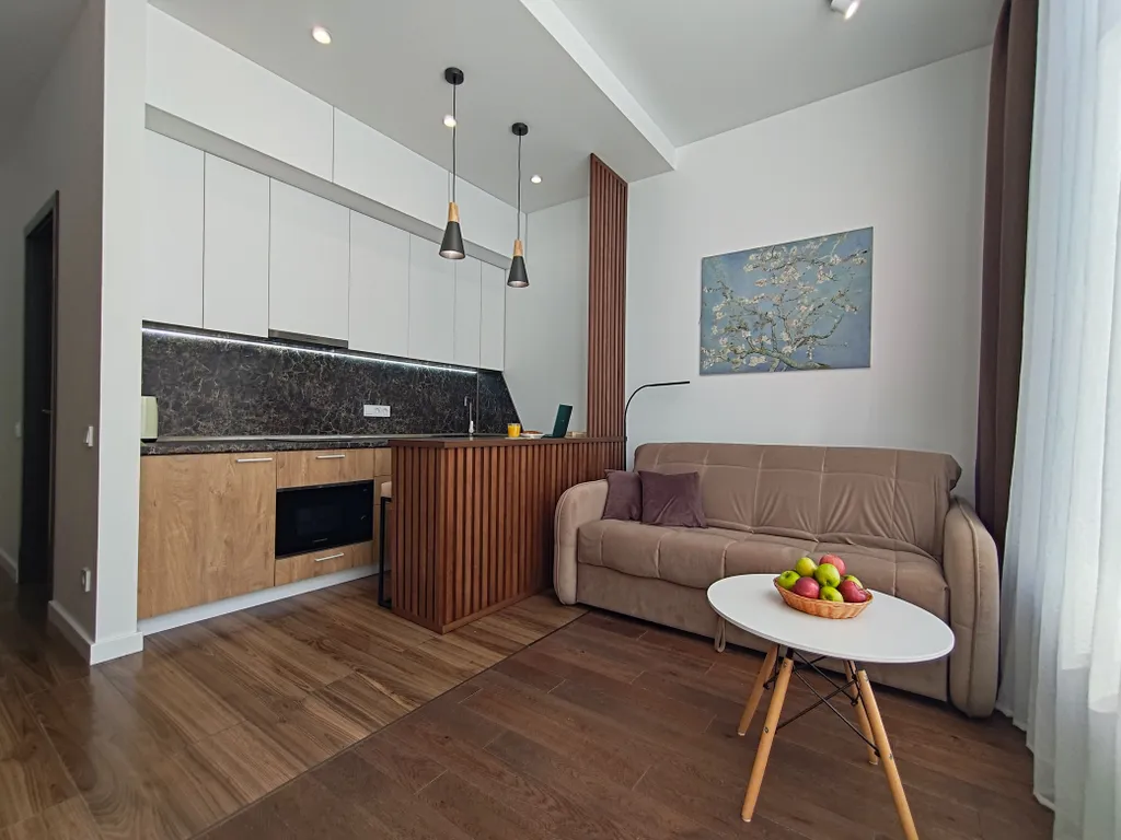 Студия с панорамным окном в окружении леса