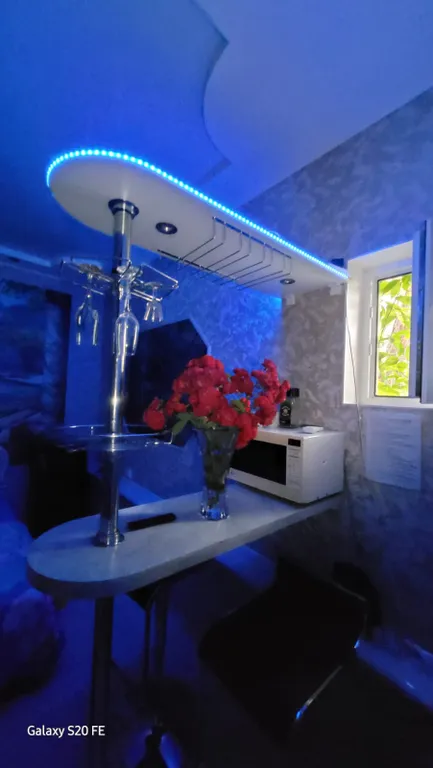 Студия с приятной синей подсветкой