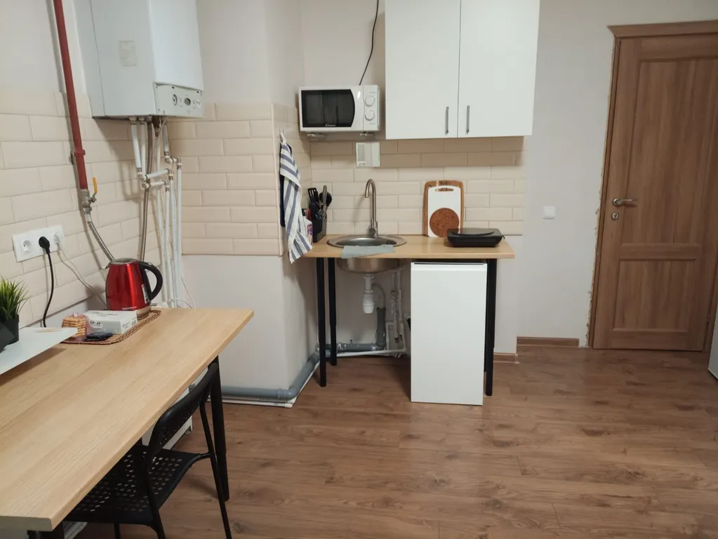 Уютная комната-студия у церкви на холме