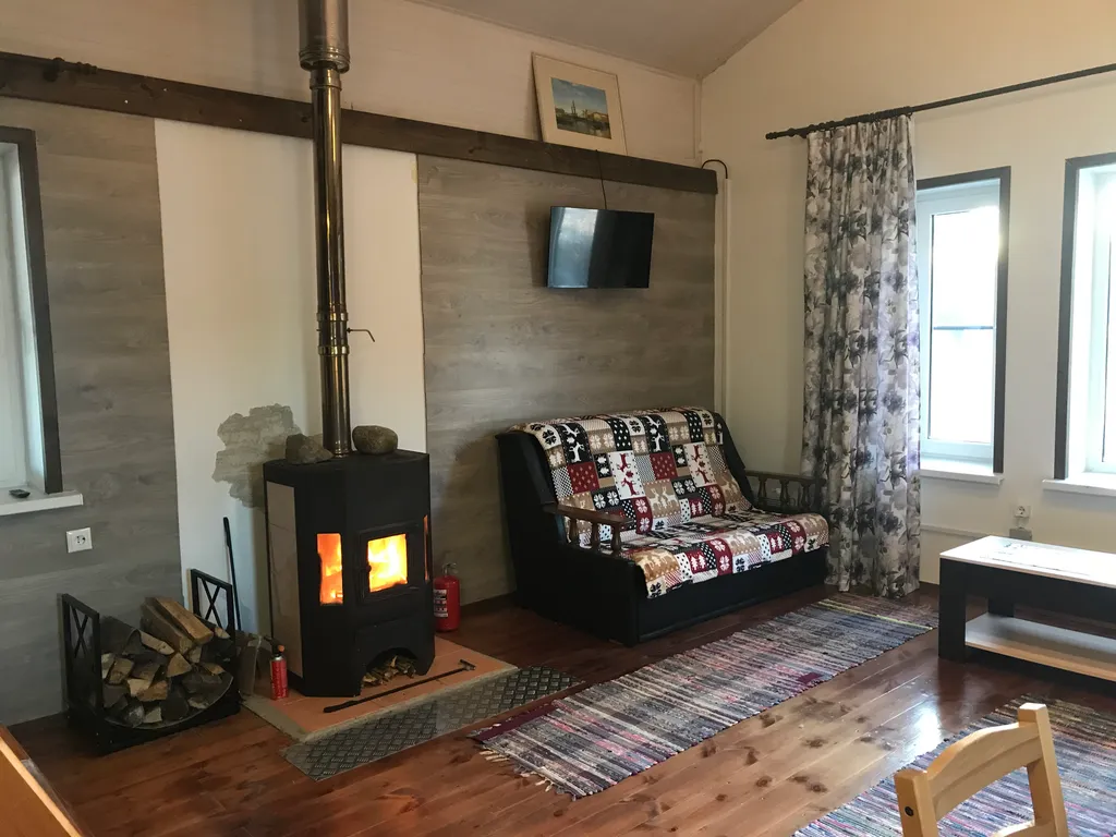 Загородный дом в лесу вблизи залива