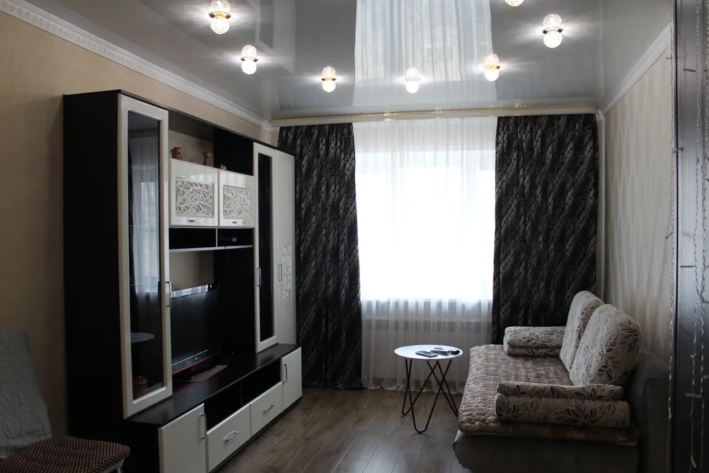 Уютная однокомнатная квартира в спокойном районе, с кроватью и диваном