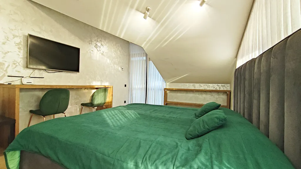 Уютная студия, два балкона, ванна, вид на горы, центр, все для отдыха