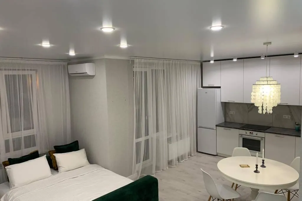 Уютная светлая квартира-студия с хорошим ремонтом в новом доме