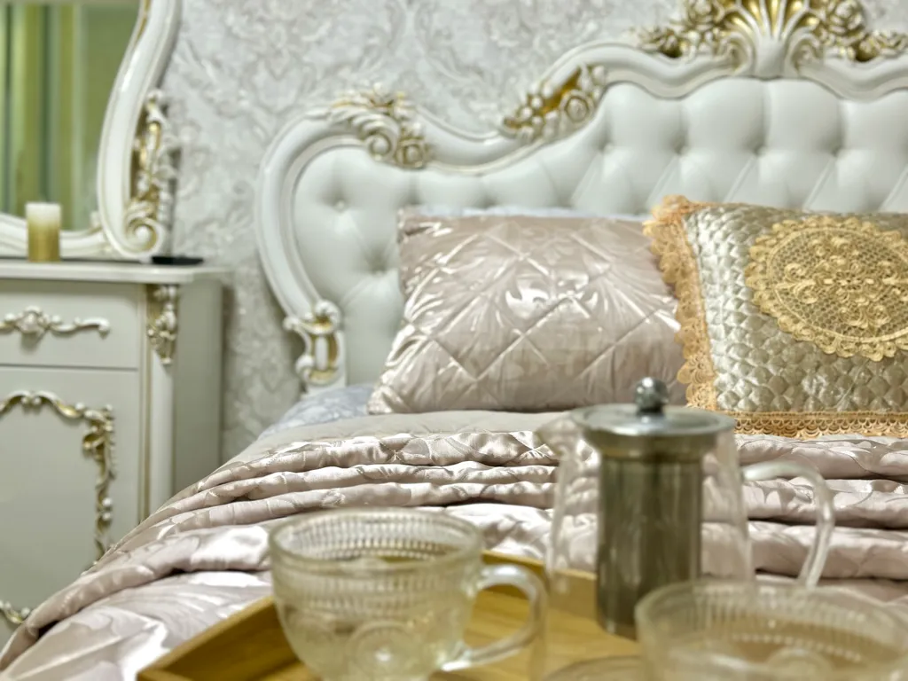 Апартаменты в античном стиле, с джакузи и красивым видом из окна