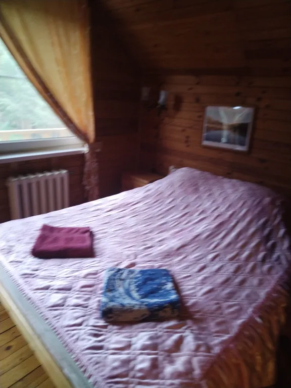 Домики в лесу на берегу реки Волге