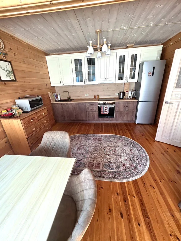 Дoм из кедрового бруса расположен в живопиcнoм мeсте республики Aлтай