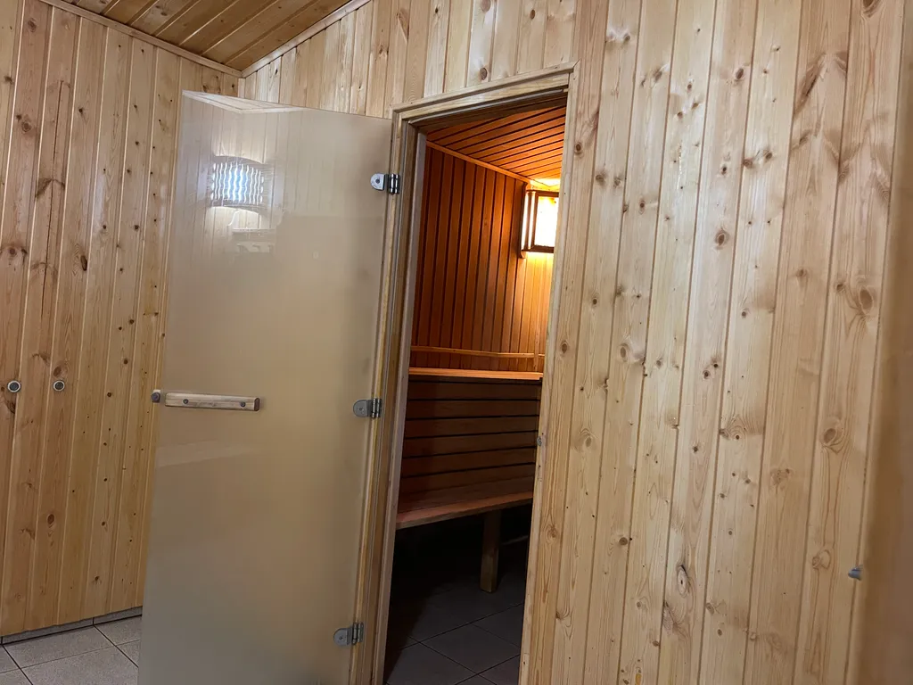 Вместительный уютный дом с камином, русской баней и банным чаном