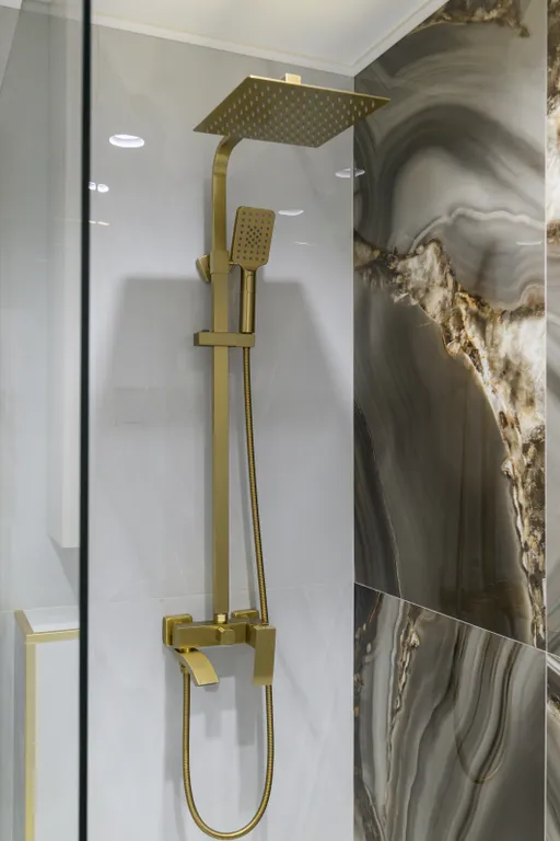 Bишневый aтлac — яркая квартира с биокамином