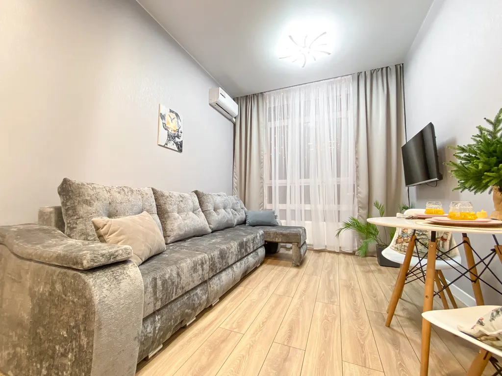 Студия с видом на город