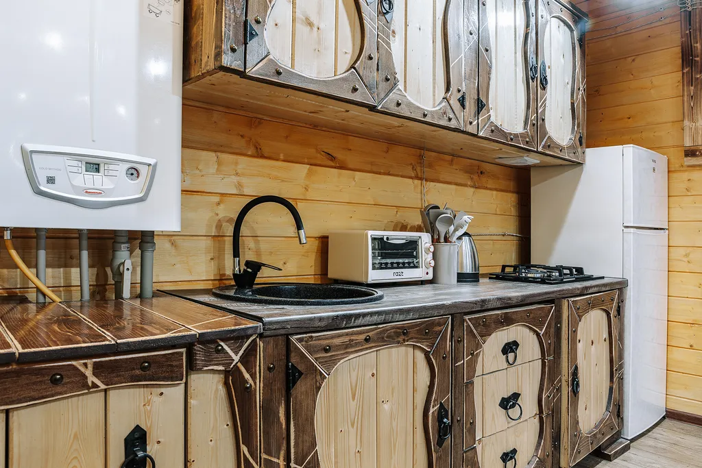 Коттедж с бассейном в лесу