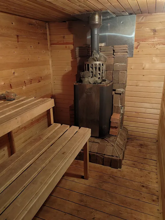 Домик на озере в глуши