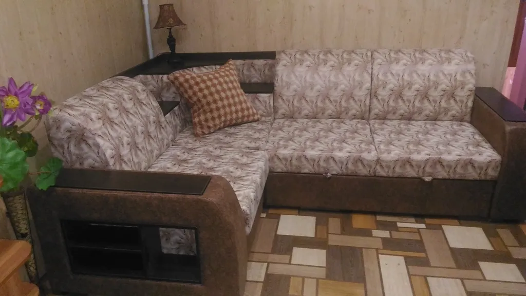 Дом, баня, чан на берегу реки Белой