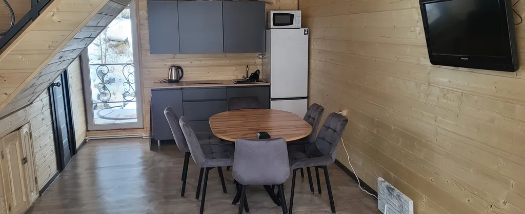 Двух этажный дом с видом на горы и реку