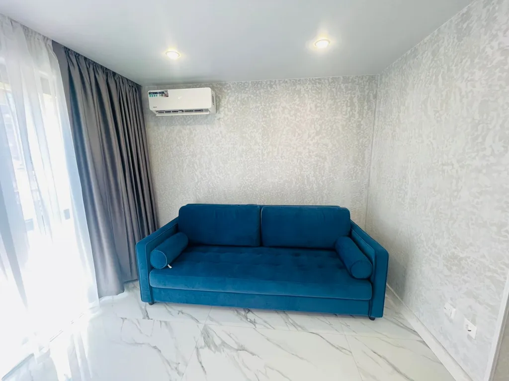 Двухуровневая трёхкомнатная квартира с балконом и бассейном