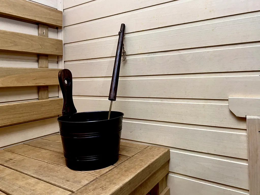 Маленький дом на берегу озера