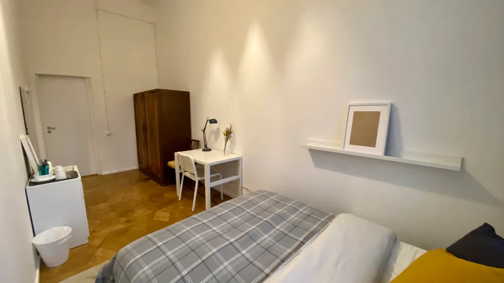 Комната с высокими потолками в центре