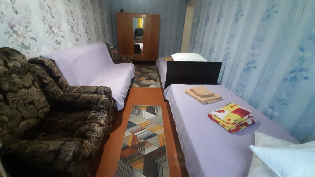 Очень,  очень тёплая квартира и тихая улица.