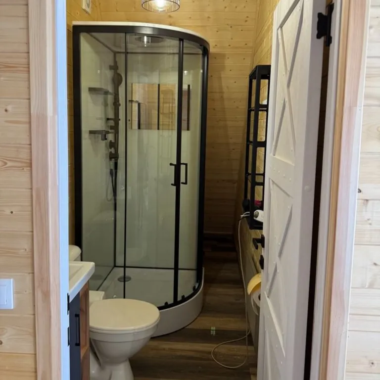 Афрейм в лесу с большой территорией