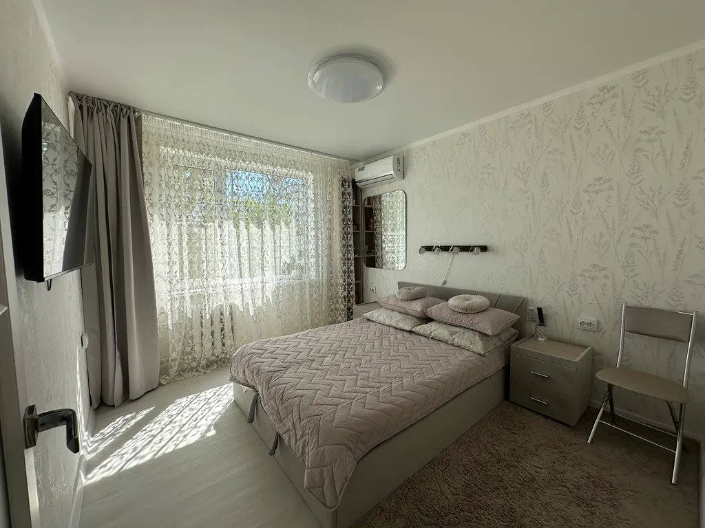 2 комнатная белая на Янышева