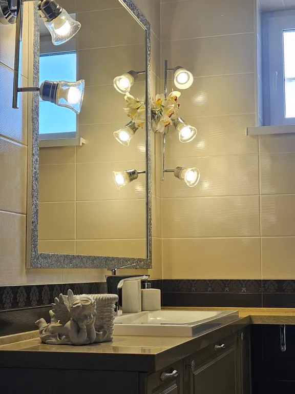 Уютный новый 3 этажный 10-комнатный гостeвoй дом с баней и прудом