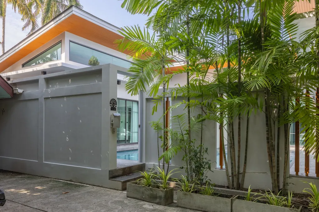 Вилла с частным бассейном в районе Най-харн