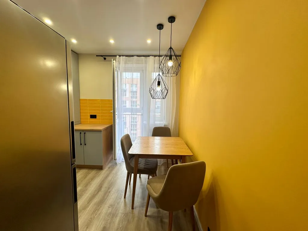 Современная студия с видом на город и новым ремонтом