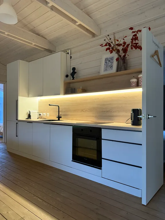 Дом с панорамным камином и видом на лес