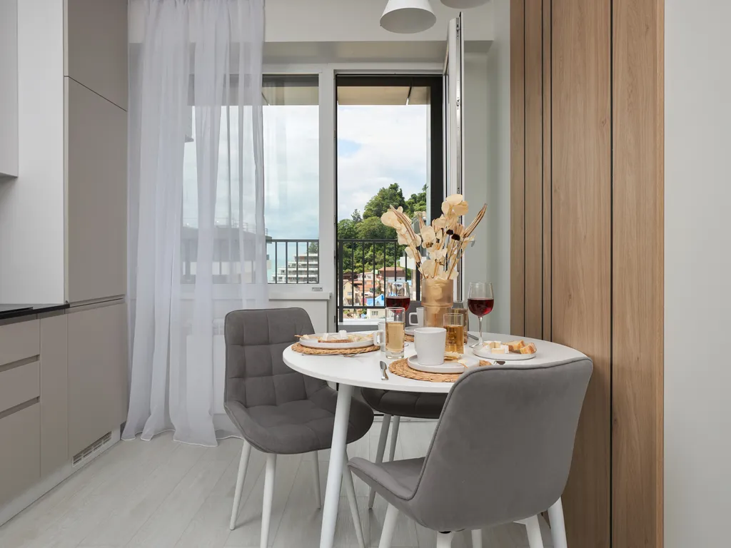 Евро двухкомнатная квартира с боковым видом на море