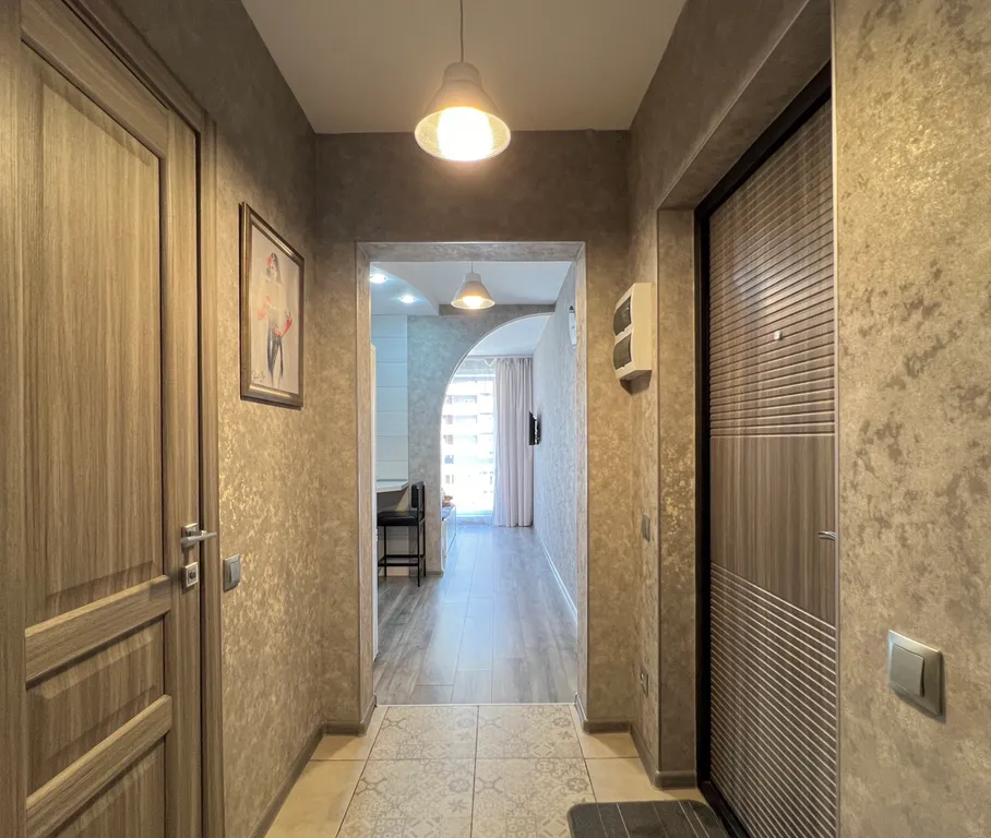 Студия на двоих у Аэропорта с панорамным окном