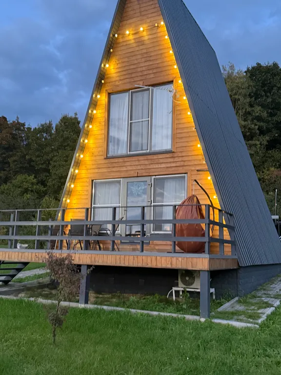 Уютный дом a-frame на окраине леса