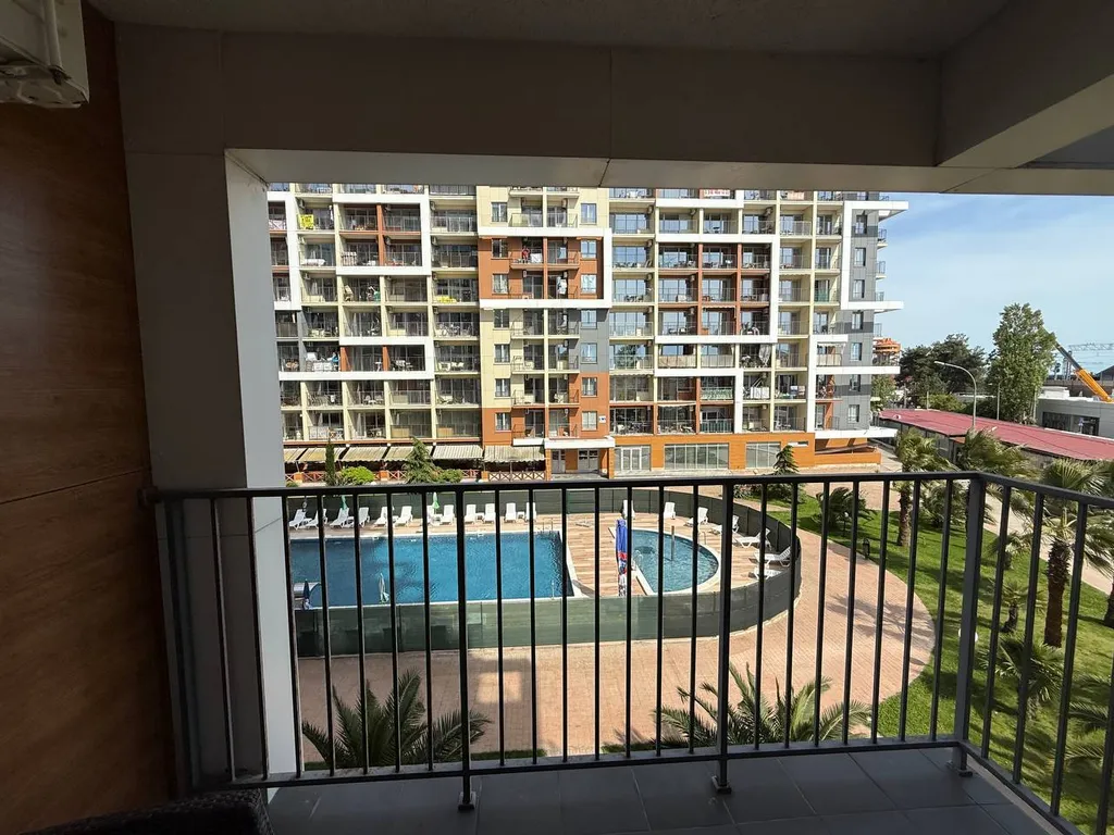 У моря: стильная евротрешка с двумя балконами и видом