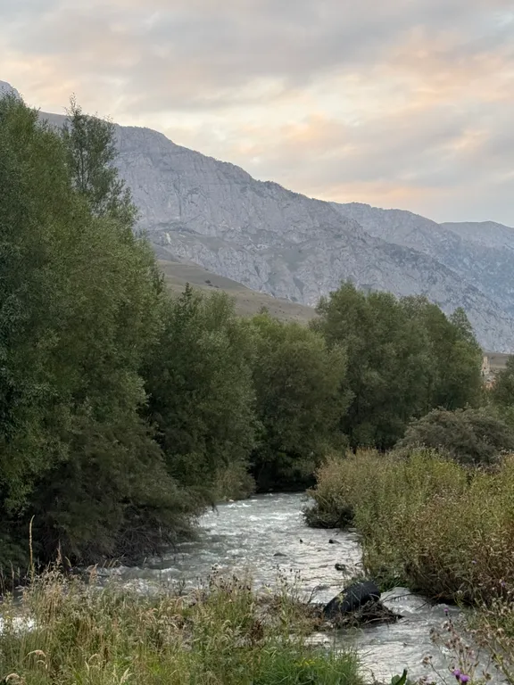 Уютный домик у реки для семейного отдыха