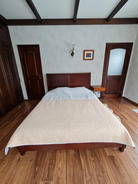 Дом и баня между озером и лесом