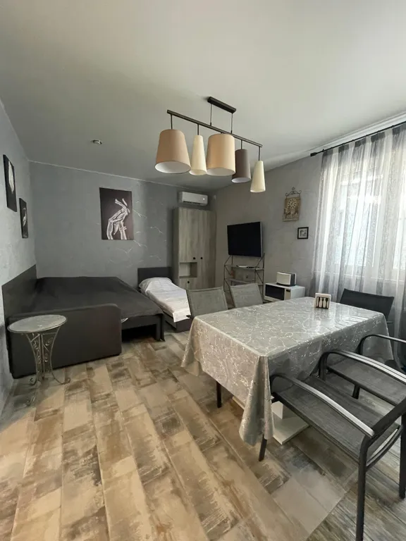 Дом в центре с бассейном и своя территория без посторонних