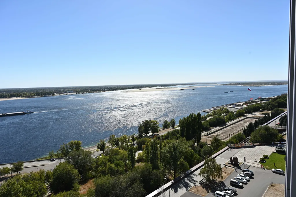 Жизнь с видом реку: огромная лоджия с панорамным остеклением в пол!