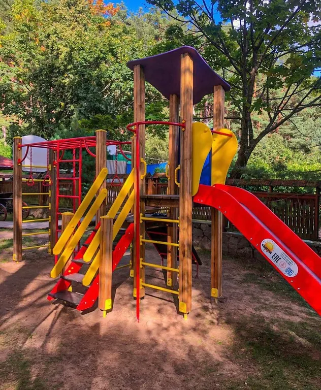 Уютный номер в гостинице в сосновом лесу и на берегу озера