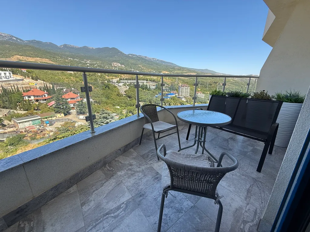 Новая дизайнерская квартира с прекрасным видом на горы