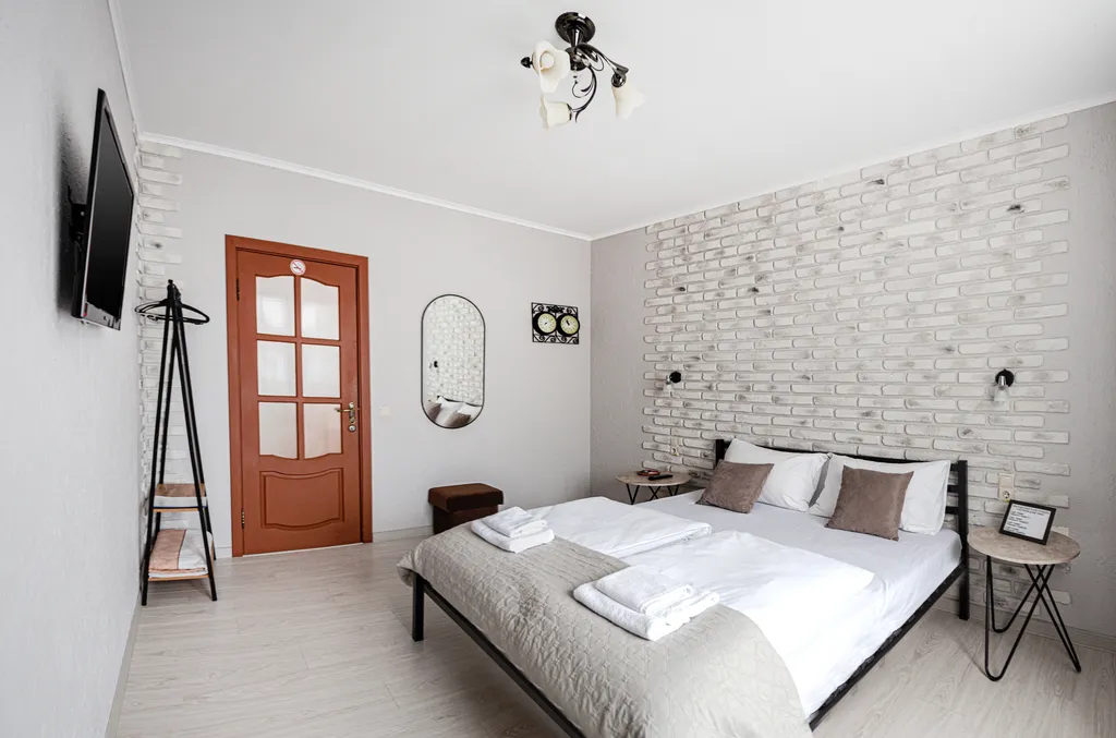 Номер с двуспальной кроватью и общей ванной