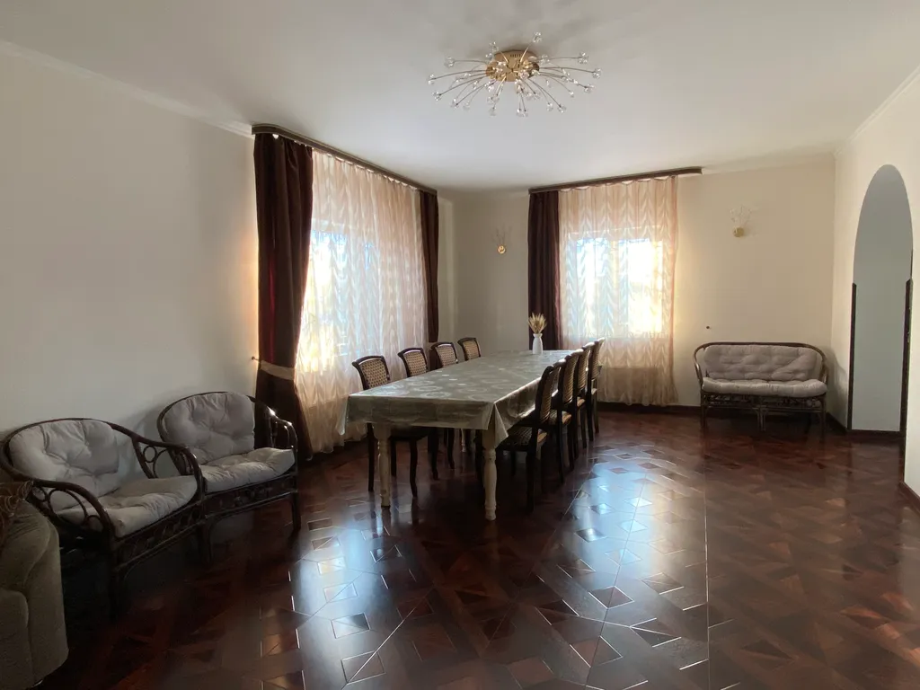 Дом с баней и бассейном