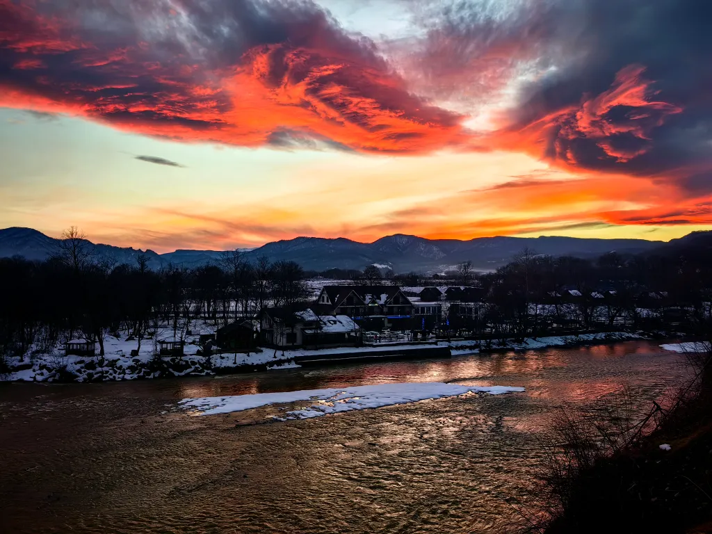 Уютный деревянный домик с видом на реку