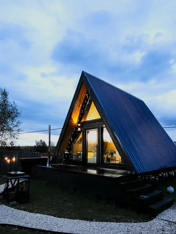 Уютный домик в стиле а-фрейм