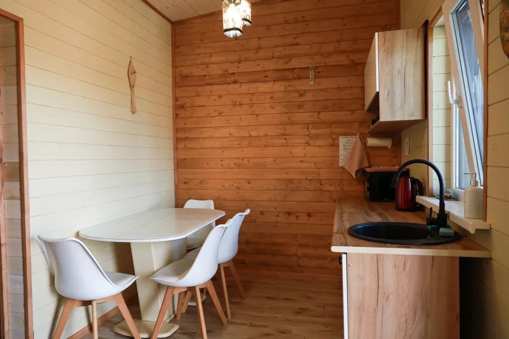 Коттедж Уютный современный дом в горах, крытая терраса с панорамой гор и озера — Соколиное