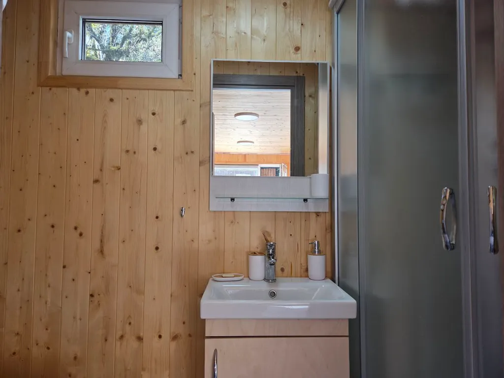 Тёплый домик в лесу с видом на горы