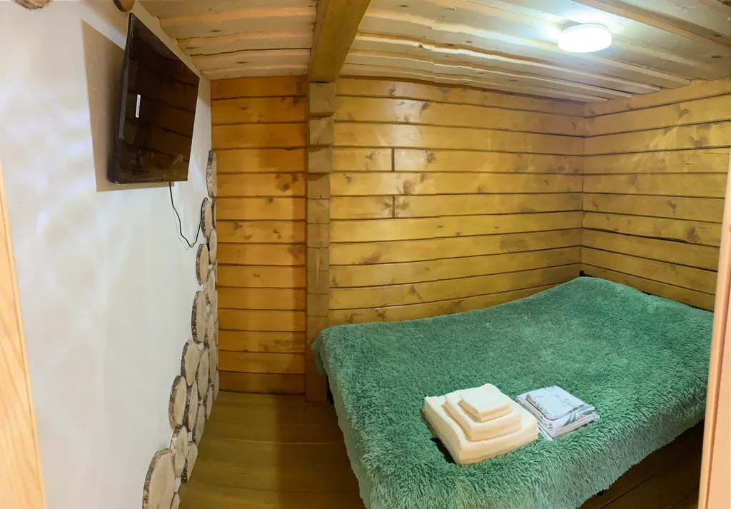 Уютный четырёхместный деревянный домик