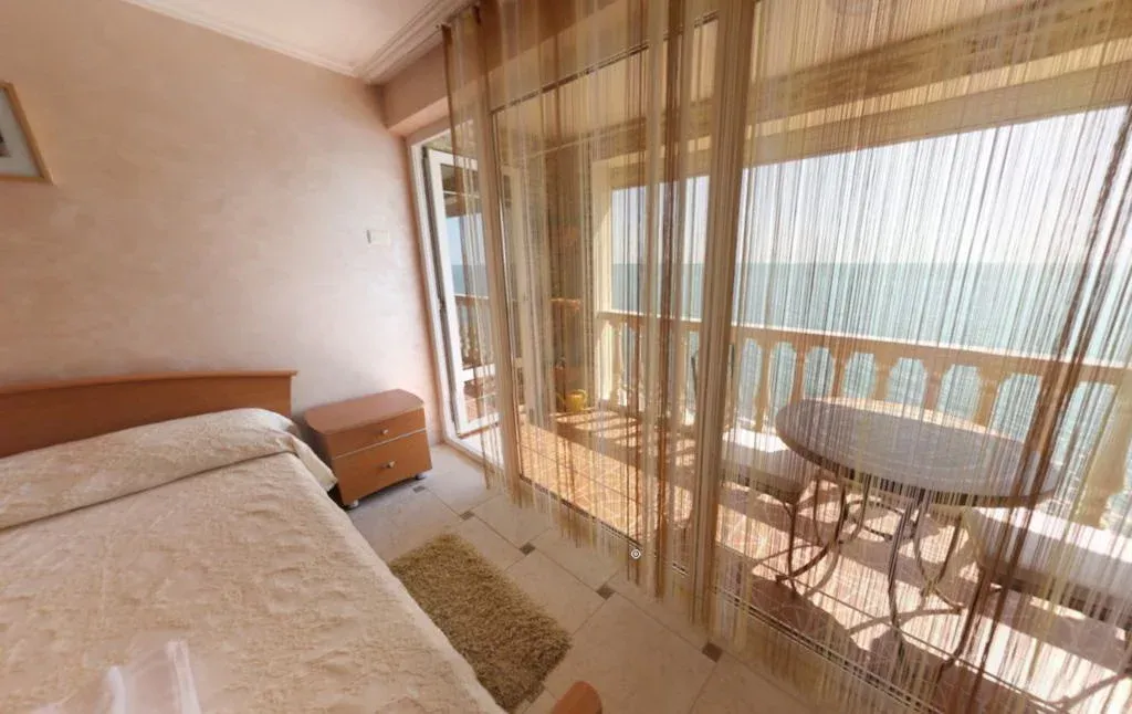 Делюкс трехместный с балконом и видом на море